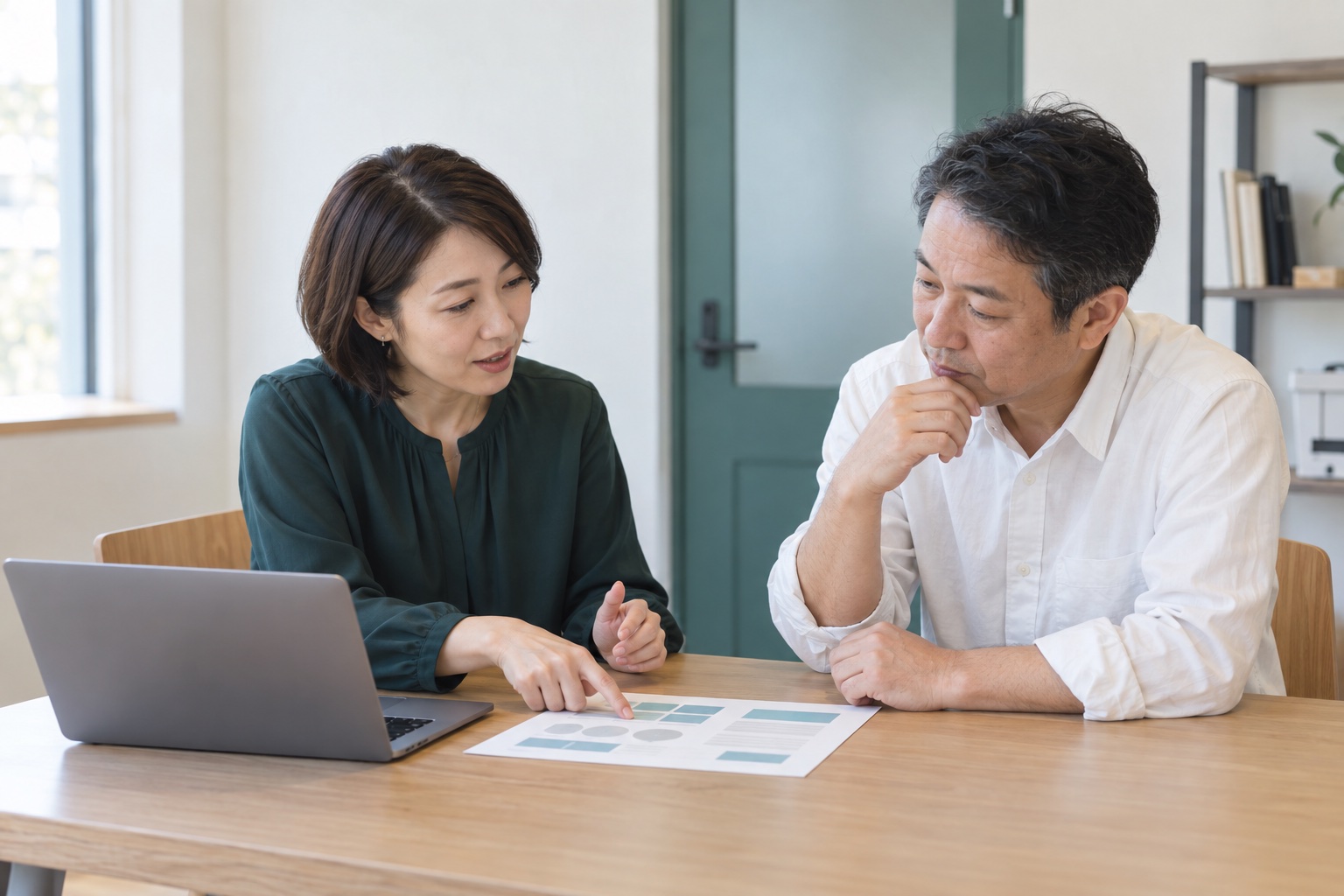 求人資料を見直しながら相談する場面のイメージ